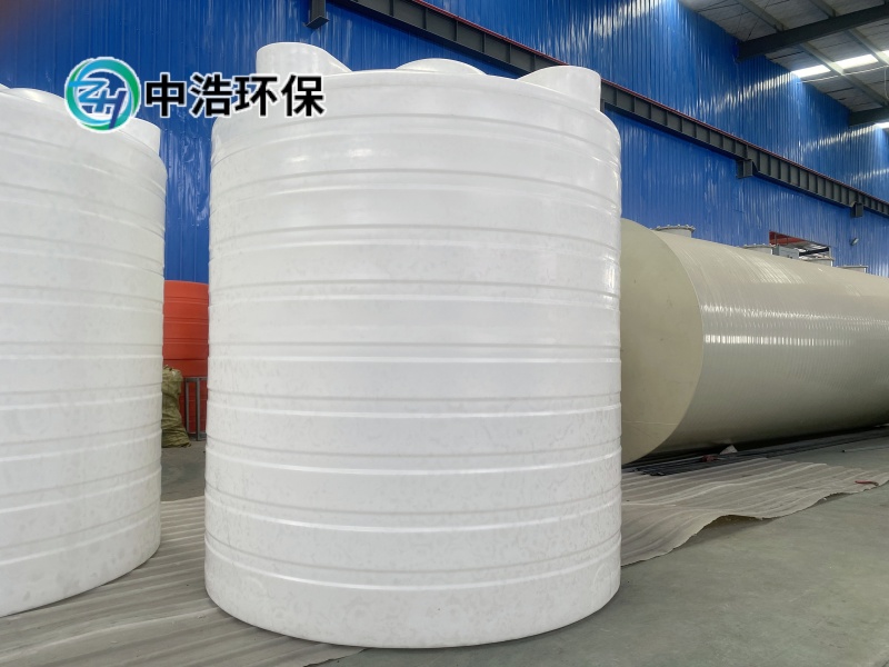 广东储罐定做的100多个PE药水罐发货了